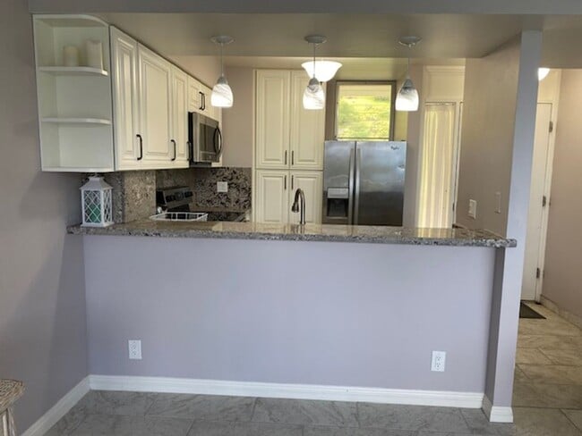 Building Photo - Beautiful 1/1 Penthouse unit at Makaha Valley Towers