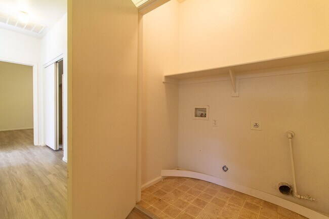 Building Photo - Gorgeous 3 bed, 2 bath home located near 87th Ave and Cactus