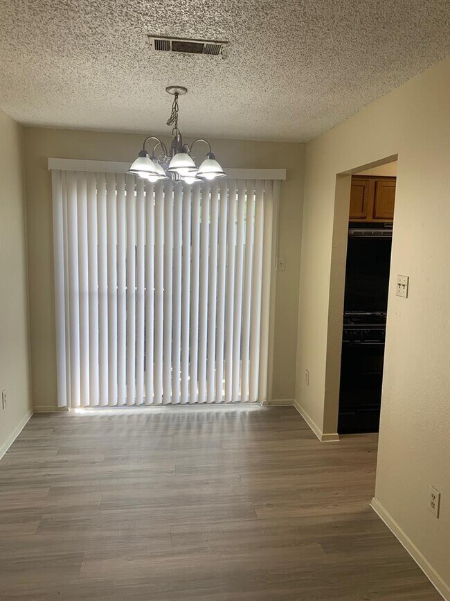 Building Photo - 523 Greenlawn Blvd