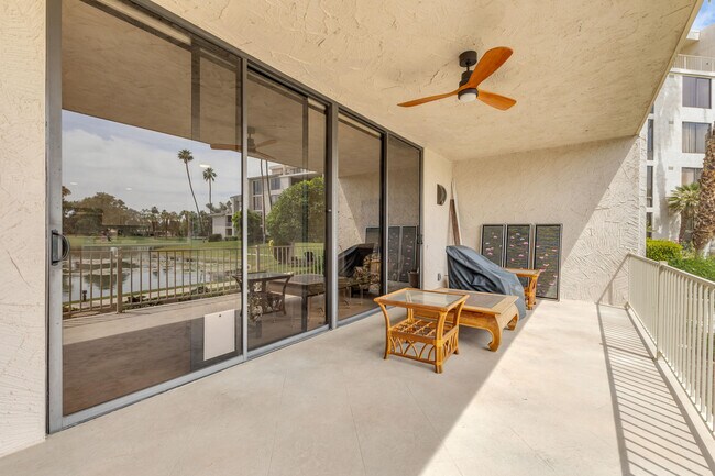 Building Photo - 910 Island Dr
