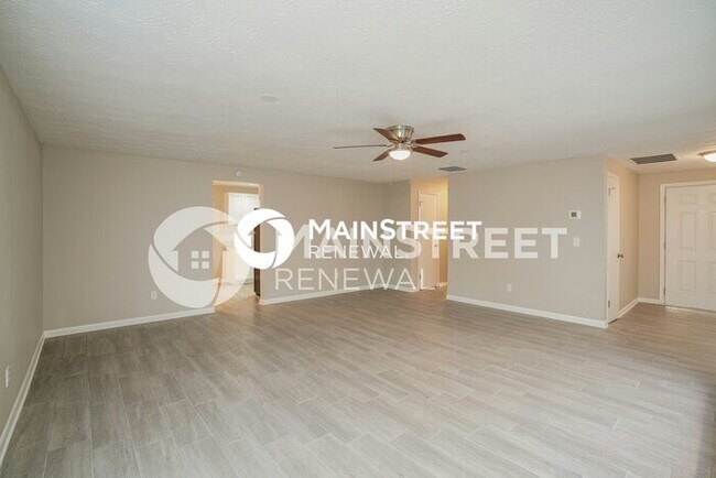 Building Photo - 3 Bedroom Pet-Friendly Home in ORANGE PARK, FL with Main Street Renewal