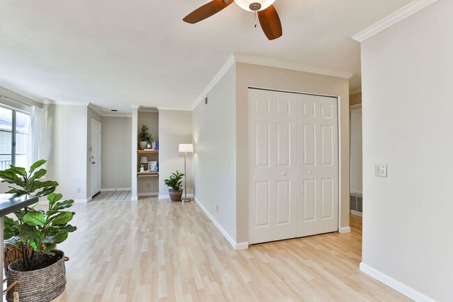 Building Photo - Talmadge : spacious 2 bed, 2 ba top floor condo