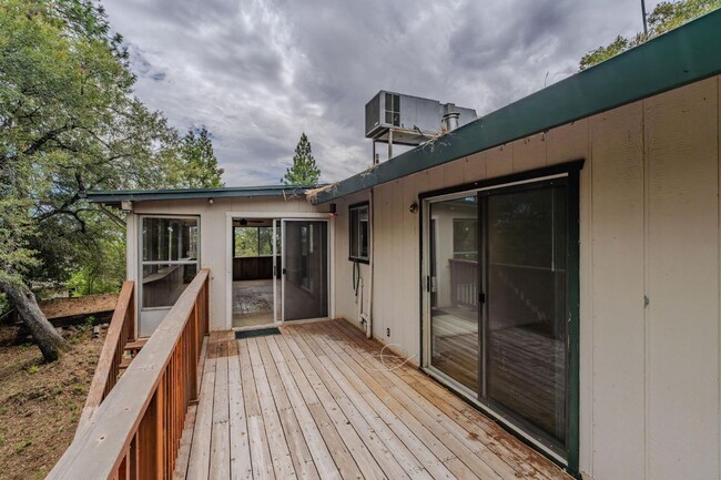 Building Photo - Large 2 Bedroom Home