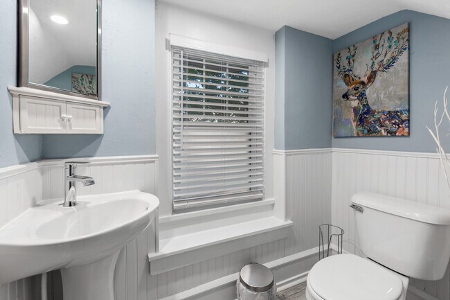 Building Photo - 100 S Amherst Ave