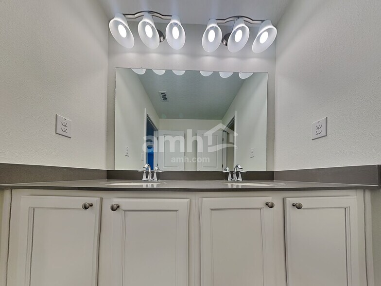 Building Photo - 20557 Calla Lily Dr