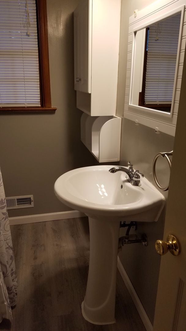 Building Photo - 3 BR / 1 BA Renovated Home North of Richmond, Available August 1