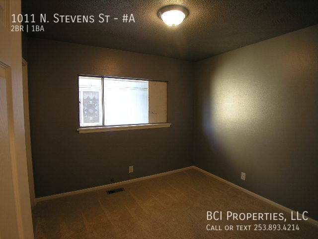 Building Photo - This beautiful 2 bedroom, 1 bath home is m...