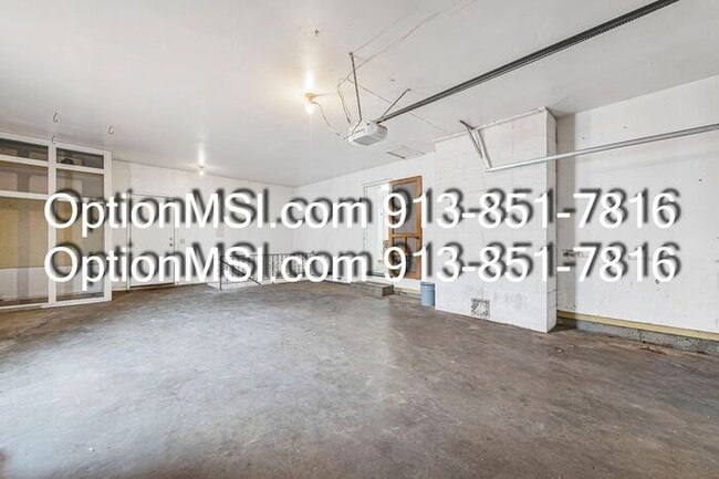 Building Photo - 1/2 month free if moved in by 1/25/26!! Move-in ready!!