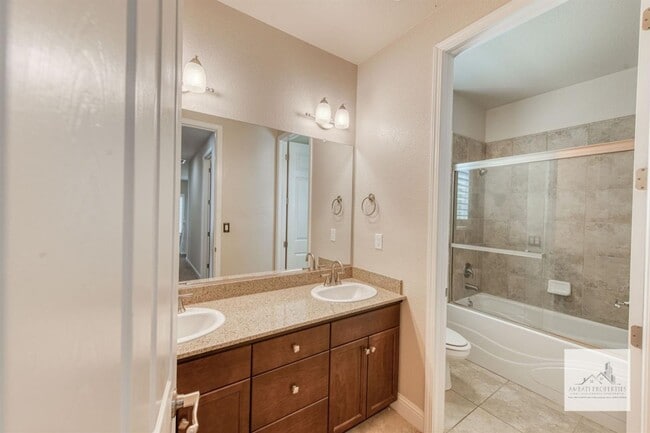 Building Photo - Beautiful 4 bedroom home on the Golf Course!