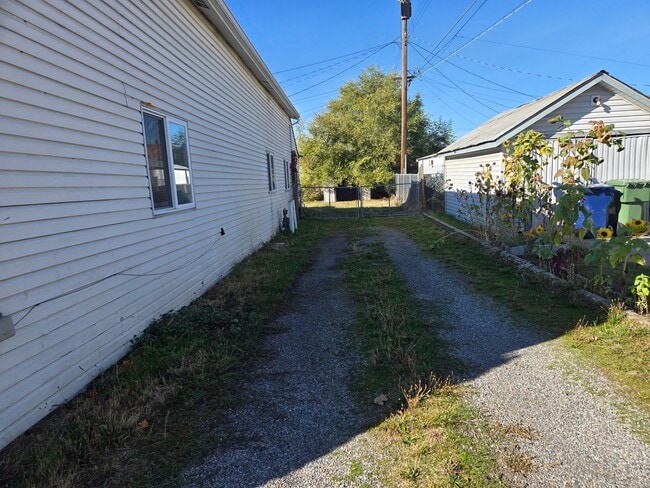 Building Photo - Northside Spokane! Available Now! Move In Special!!