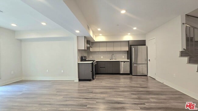 Building Photo - 5030 Rosewood Ave