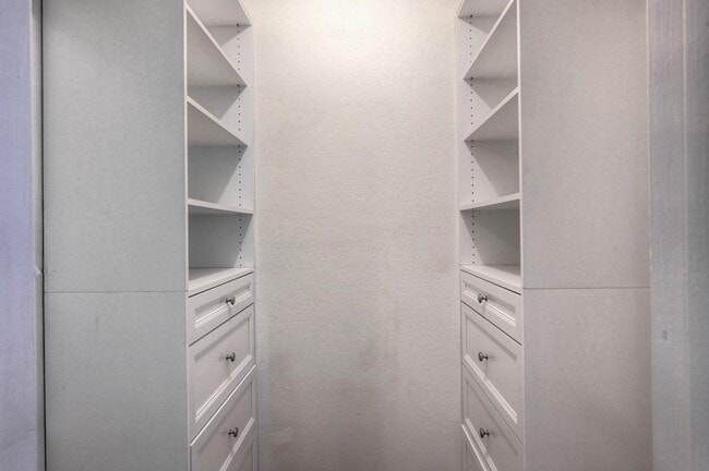 Building Photo - 9859 Meadow Bend Ln