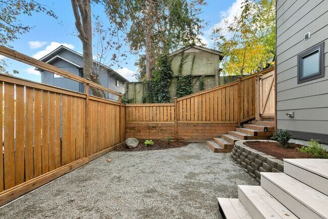 Building Photo - Luxurious Air-Conditioned Leschi View Townhome