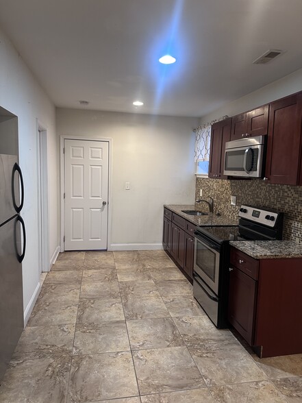 Kitchen and living area. - 2007 W Oxford St