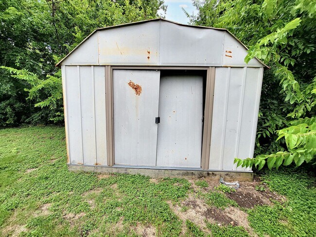 Building Photo - Inviting 3BD/1BA Home with Large Yard and ...