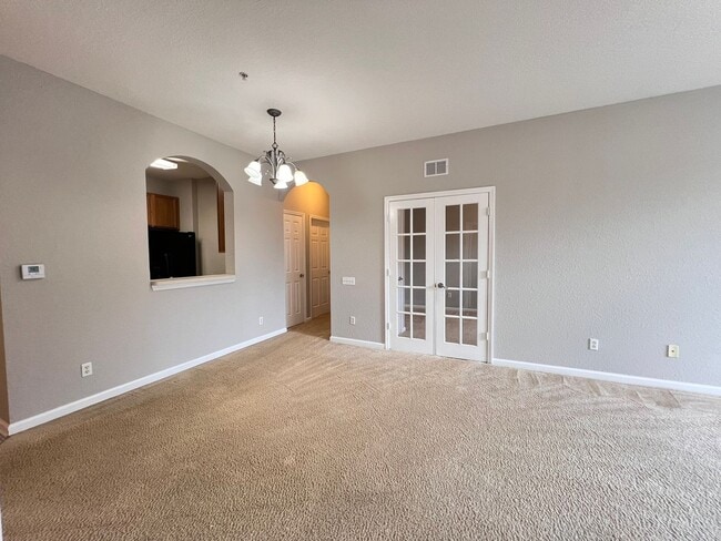 Building Photo - APARTMENT IN THE METROWEST AREA!