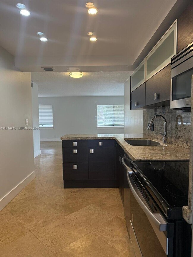 Building Photo - 118 Wimbledon Lakes Dr