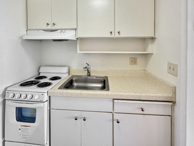 Building Photo - Sunny 3rd floor condo with parking in Wate...