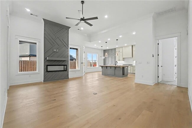 Building Photo - 310 Hedge Dr