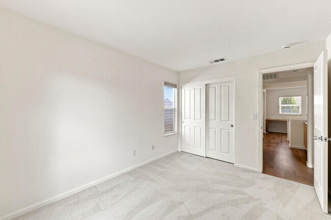 Building Photo - 914 Baines St
