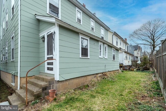 Building Photo - 24 Bank St