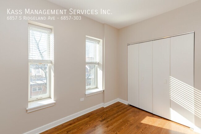 Building Photo - 6857 S Ridgeland Ave