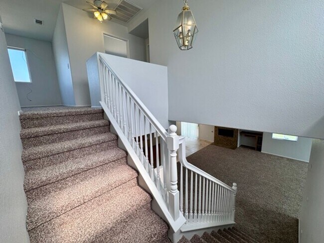 Building Photo - Spacious 4 Bedroom Home with a loft AND bo...