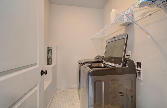 Building Photo - 3bd 2.5ba Daylight Ranch Home on Corner Lot