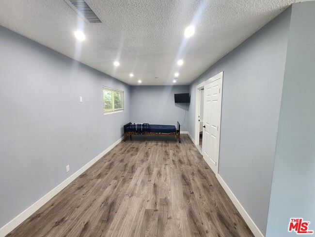 Building Photo - 11665 Babbitt Ave