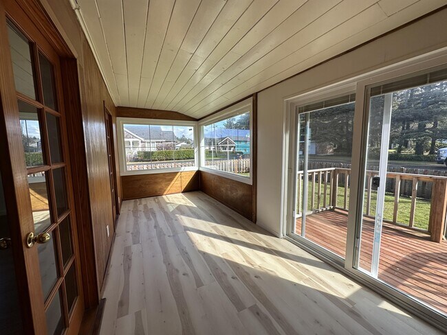 Building Photo - 38 4th St S