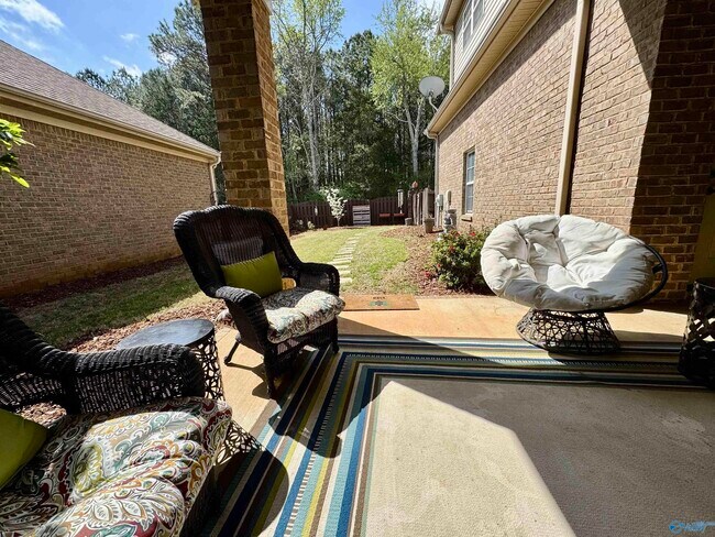 Building Photo - 1024 Split Rock Cove