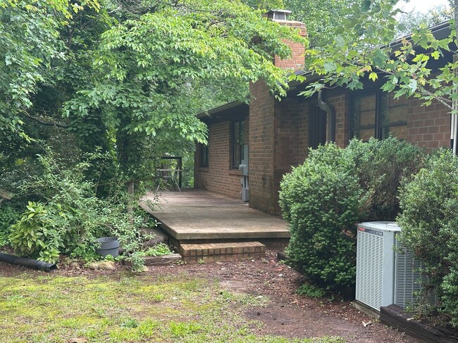 Building Photo - Private, Spacious, Well Maintained 3 Bedro...
