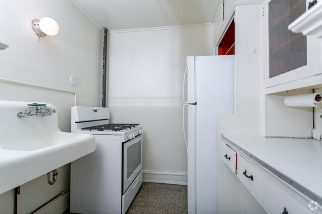 Studio Kitchen - Berkshire Apartments