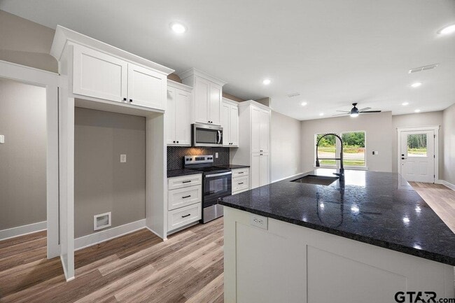 Building Photo - 437 Tara Lane