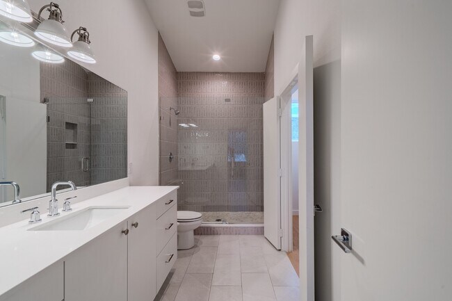 Building Photo - Stunning Newer Townhomes in Lakewood — Walk to Whole Foods, Trader Joe's & Lower Greenville