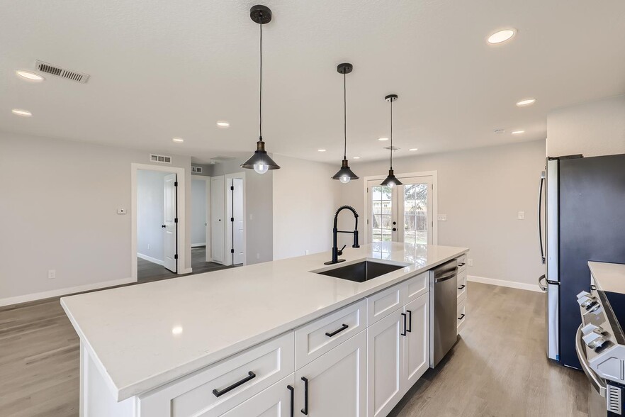 Building Photo - Light & bright University Hills home with ...