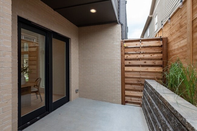 Building Photo - Stunning End Unit Townhome in Salemtown