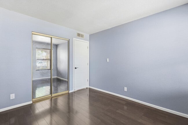 Building Photo - 715 W Boxelder Pl