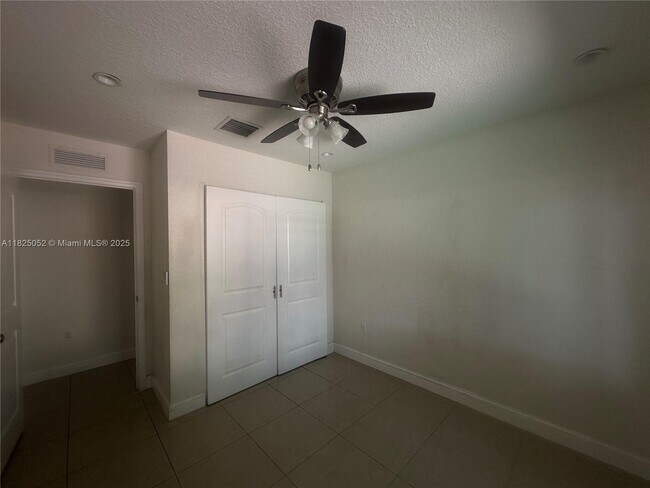 Building Photo - 3104 Tarpon Dr