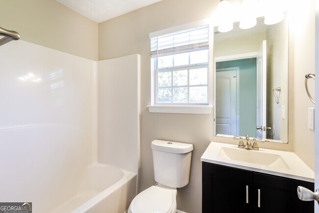 Building Photo - 210 Heaton Pl Trail