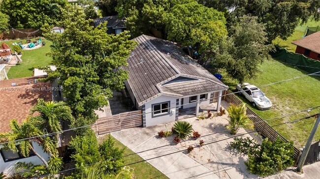 Building Photo - 327 NW 47th St