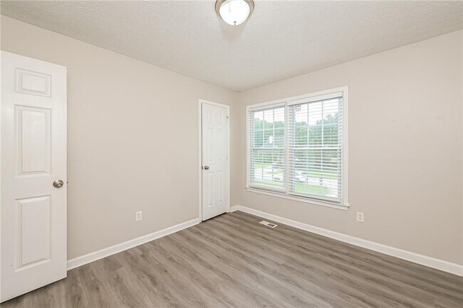 Building Photo - 2320 Huntington Dr