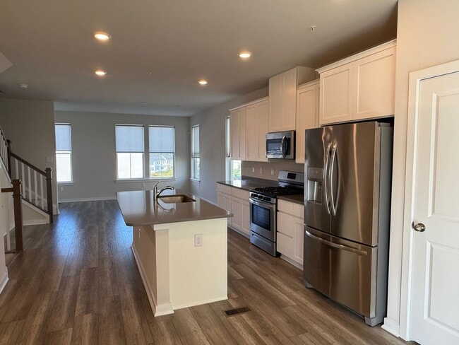 Building Photo - THREE BEDROOM/ END OF ROW TOWNHOME in Sout...