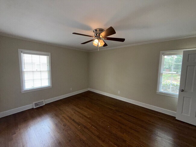 Building Photo - Myers Park 3 Bedrooms 2 Bathroom Duplex!