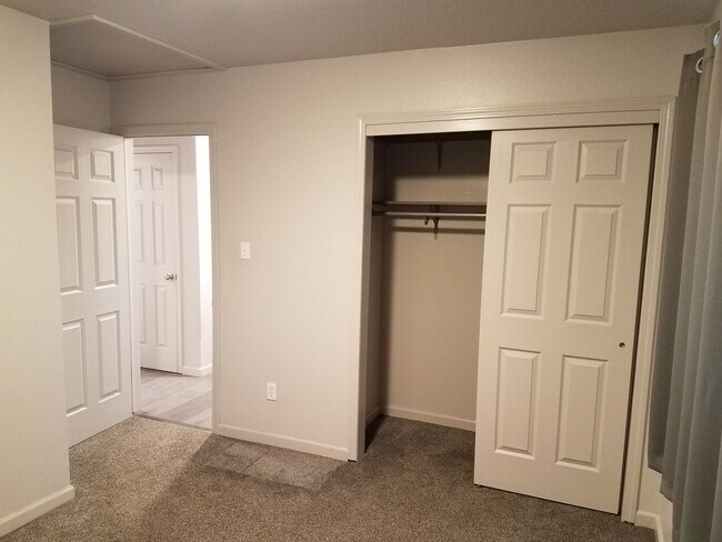 Building Photo - House For Lease