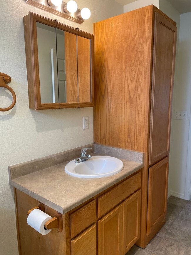 Building Photo - Beautiful 2 Bedroom 1.5 Bath Townhome Loca...