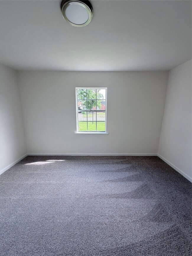 Building Photo - 8837 Oak Knoll Ln