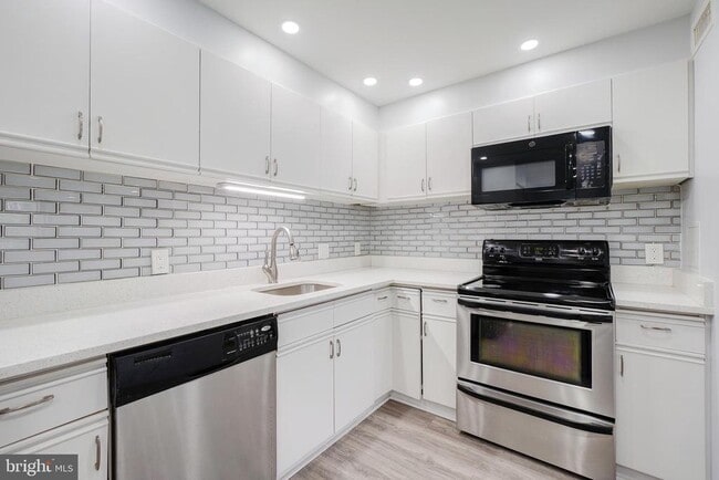 Building Photo - 3800 Powell Ln