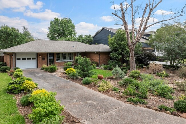 Building Photo - 2114 Saxon Dr