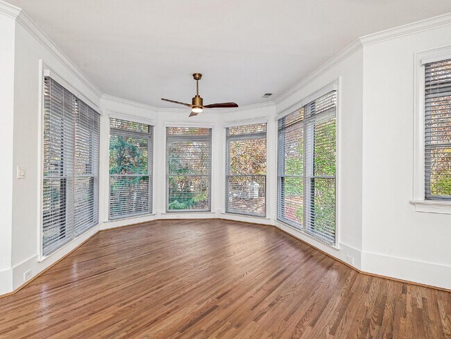 Building Photo - Beautifully built, renovated home boasts 5 BD, 5 BT, providing ample space for a growing family a...